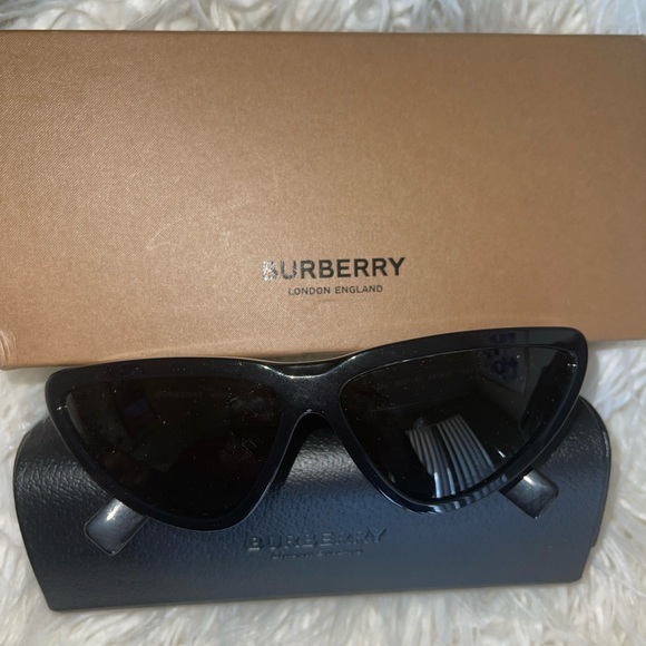 Burberry sunglasses - Picture 1 of 5